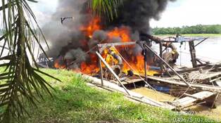 Jajaran Polsek Kuantan Tengah Bakar Dua Rakit Dompeng